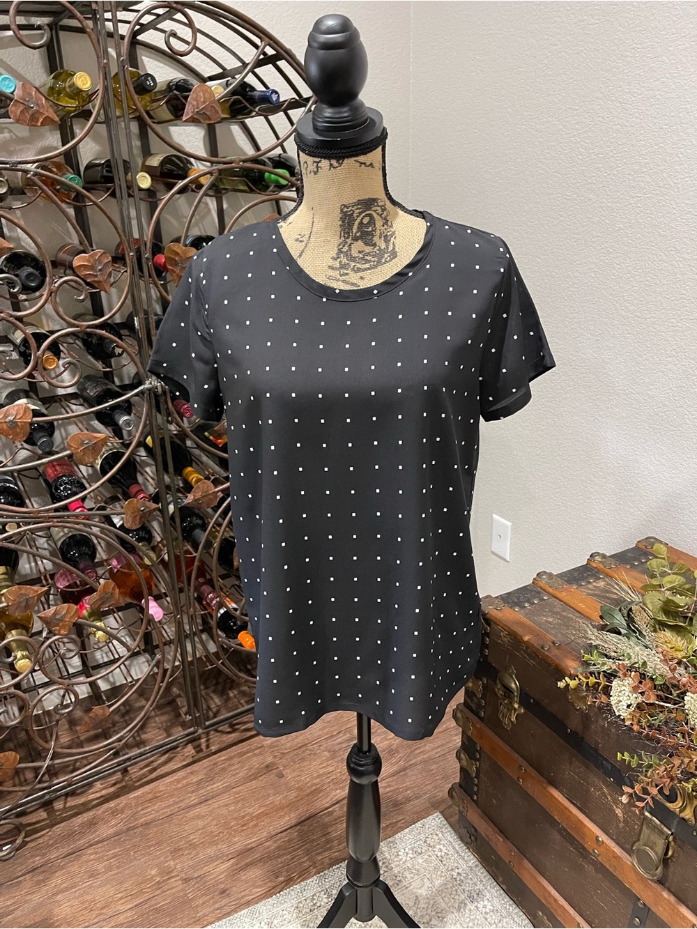 Old Navy ladies short sleeve blouse black with small white check pattern